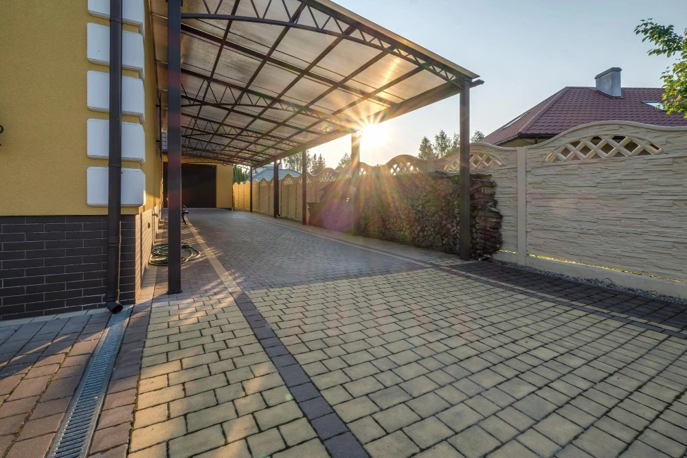 Pflasterung vor einem Carport